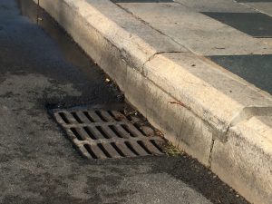 lắp đặt song chắn rác